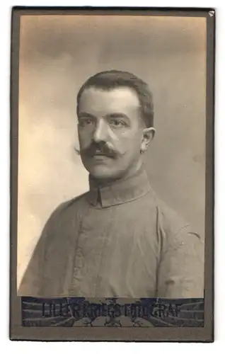 Fotografie Liller Kriegs Fotograf, Lille, Soldat Platzer in Uniform mit Kaiser Wilhelm Bart