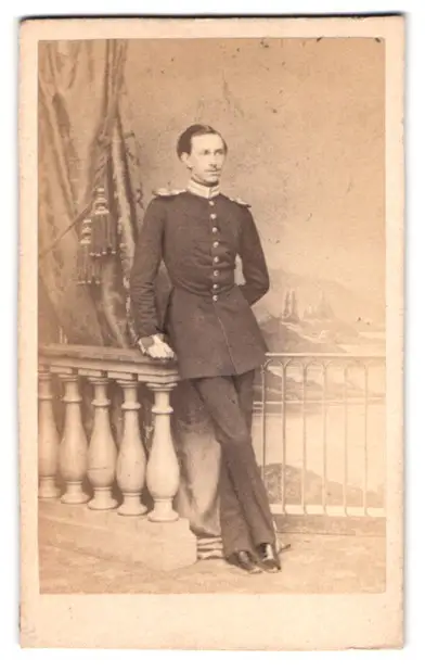 Fotografie Prof. Fr. Roux, Cassel, Portrait Prinz Heinrich von Hanau in Gardeuniform mit Epauletten vor Studiokulisse 0