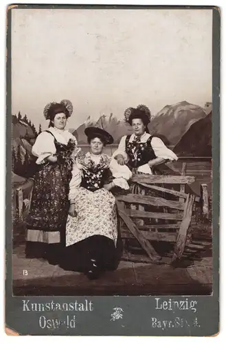 Fotografie Kunstanstalt Oswald, Leipzig, Bayr. Str. 4, Portrait drei Damen in Tracht zum Fasching vor Studiokulisse