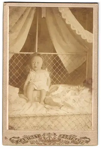 Fotografie unbekannter Fotograf und Ort, Portrait kleines Mädchen im Leibchen sitzt a. Nachttopf im Bett, Toilettenhumor
