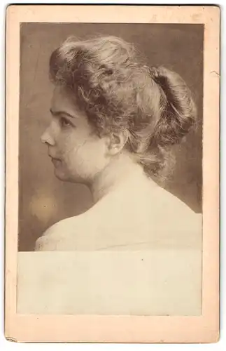 Fotografie unbekannter Fotograf und Ort, Portrait Sängerin Frida Beckershaus mit zopf schaut über die Schulter
