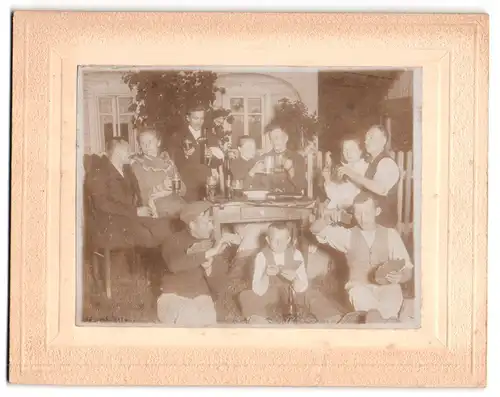 Fotografie unbekannter Fotograf und Ort, Familienabend mit Skat spielen und Schwarzbier trinken