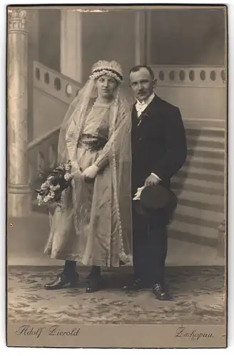 Fotografie Adolf Zierold, Zschopau, Portrait Eheleute im Hochzeitskleid mit Schleier und Anzug mit Zylinder