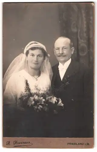 Fotografie A. Hausmann, Friedland i. B., Görlitzergasse 378, Portrait älteres Paar im Hochzeitskleid mit Schleier