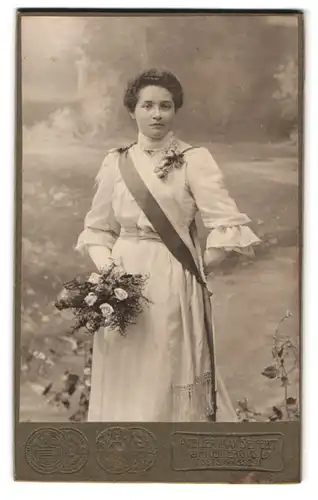 Fotografie Max Seifert, Freiberg i. S., Poststr. 11, Portrait junge Frau im Kleid zum Erntedankfest mit Scherpe