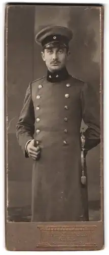 Fotografie Eggert Hansen, Kiel, Holtenauerstr. 31, Portrait Beamter der deutsche Eisenbahn in Uniform mit Säbel