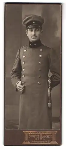 Fotografie Eggert Hansen, Kiel, Holtenauerstr. 31, Portrait Beamter in Uniform der deutschen Eisenbahn mit Säbel