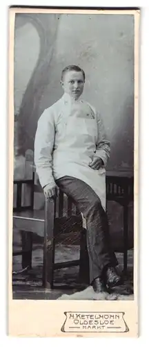 Fotografie H. Ketelhohn, Oldesloe, Markt, Portrait junger Bäcker Geselle mit Schürze