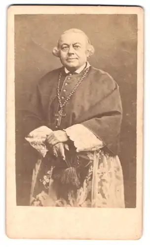 Fotografie unbekannter Fotograf und Ort, Portrait Bischof im Ornat mit Kreuzkette