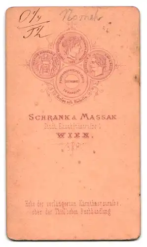 Fotografie Schrank & Massak, Wien, Stadt. Elisabethenstr. 1, Portrait Marie Nornek im Kleid mit Haarschmuck und Halsband