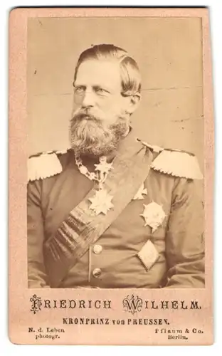Fotografie Pflaum & Co. Berlin, Portrait Kronprinz Friedrich Wilhelm von Preussen in Uniform mit Orden und Epauletten