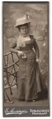 Fotografie E. Meininger, Schleusingen, Pförtchen 6a, Portrait Dame im Biedermeierkleid mit breitem Hut