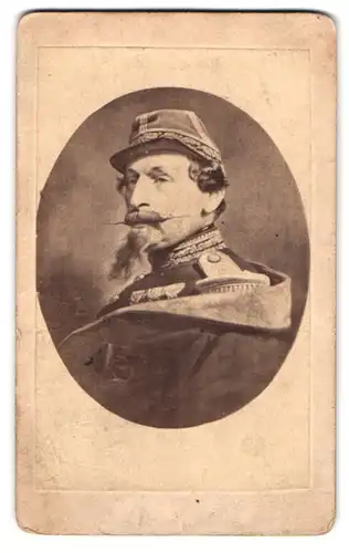 Fotografie unbekannter Fotograf und Ort, Portrait Kaiser Frankreichs Napoleon III. in Uniform mit Orden