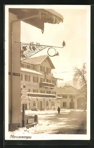 Foto-AK Oberammergau, Hotel Wittelsbach im Schnee