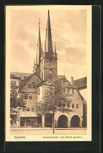 AK Saalfeld, Johanniskirche mit Geschäft vom Markt gesehen