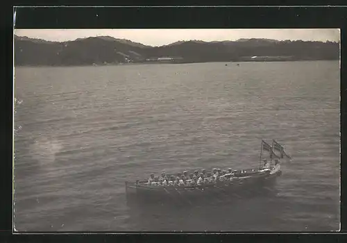 Foto-AK Matrosen in einem Ruderboot vor der Küste