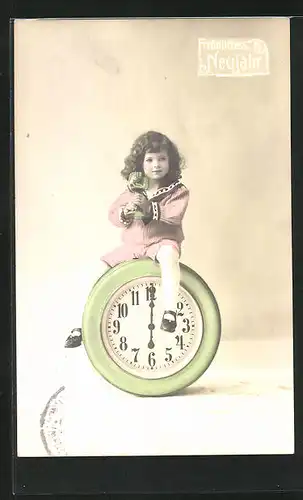 AK Neujahrsgruss, Mädchen mit Glaskelch sitzt auf einer Uhr