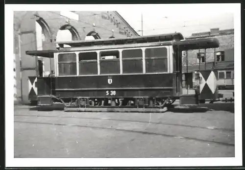 Fotografie unbekannter Fotograf, Ansicht Berlin-Schöneberg, Strassenbahn-Salzwagen Nr. S38 am Betriebshof-Depot