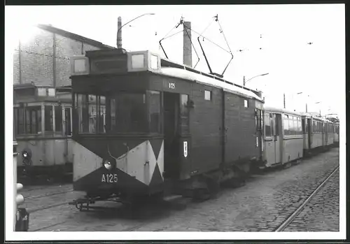Fotografie Strassenbahn-Triebwagen Nr. A125, Arbeitszug neben Betriebshof-Depot