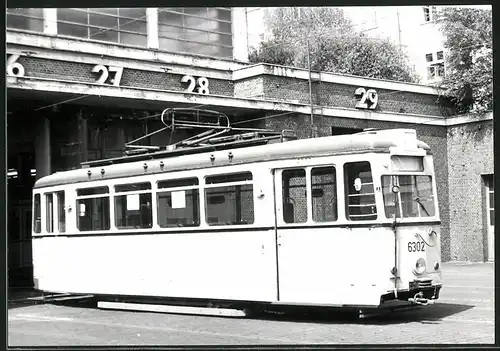 Fotografie Strassenbahn-Triebwagen Nr. 6302 vor einem Depot der BVG in Berlin