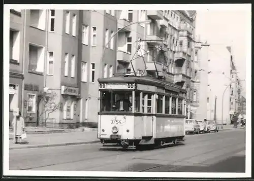 Fotografie unbekannter Fotograf, Ansicht Berlin, Belziger Strasse, Strassenbahn-Triebwagen Nr. 3754 Richtung Schöneberg