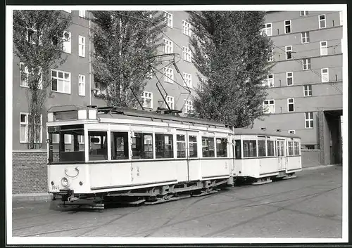 Fotografie Strassenbahn-Triebwagen Nr. 3845 vor einem BVG-Betriebshof in Berlin