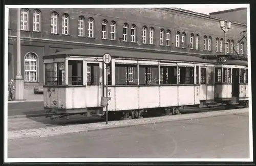 Fotografie unbekannter Fotograf, Ansicht Berlin, Ostbahnhof, Strassenbahn-Triebwagen Nr. 390 Linie 82