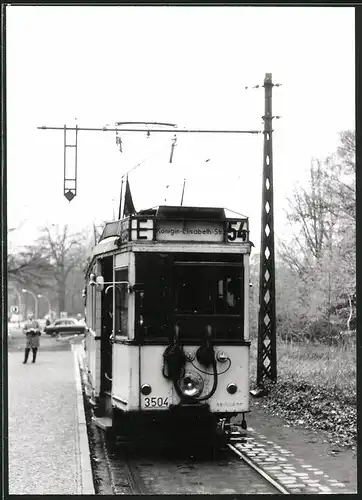 Fotografie unbekannter Fotograf, Ansicht Berlin, Johannesstift, Strassenbahn-Triebwagen 3504 nach Königin-Elisabeth-Str.