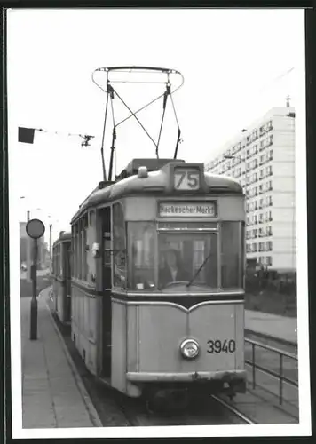 Fotografie unbekannter Fotograf, Ansicht Berlin-Mitte, Hans-Beimler Strasse, Strassenbahn-Triebwagen nr. 3940 Linie 75