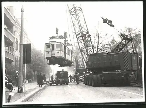 Fotografie unbekannter Fotograf, Ansicht Berlin, Dimitroffstrasse, U-Bahn Triebwagen Nr. 604-5 wird mit Kran verladen
