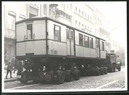 Fotografie unbekannter Fotograf, Ansicht Berlin, Dimitroffstrasse, U-Bahn Triebwagen Nr. 177 629-77 auf Spezial-Tieflader