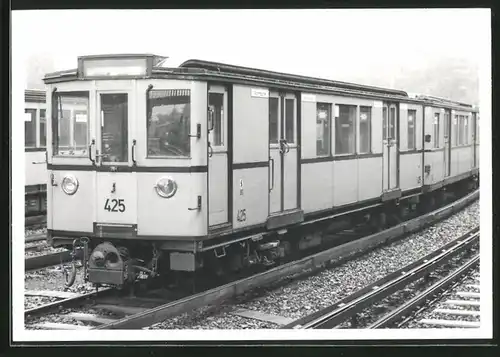 Fotografie unbekannter Fotograf, Ansicht Berlin-Grunewald, U-Bahn Triebwagen nr. 425 auf dem BVG-Betriebshof