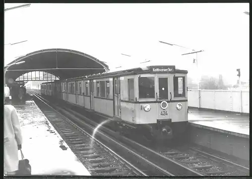 Fotografie unbekannter Fotograf, Ansicht Berlin, Bahnhof Prinzenstrasse, U-Bahn Triebwagen Nr. 424 nach Kottbusser Tor
