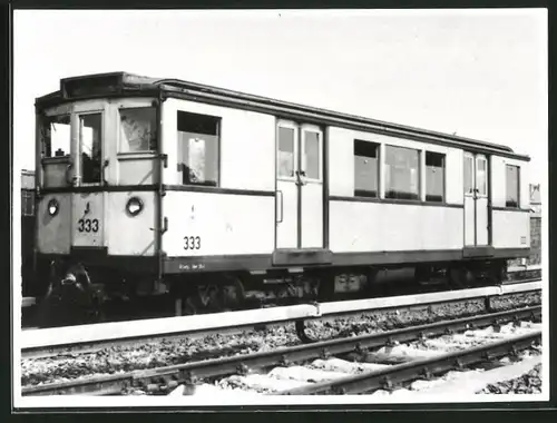 Fotografie unbekannter Fotograf, Ansicht Berlin-Friedrichsfelde, U-Bahn Triebwagen Nr. 333 vor BVG-Werkstatt