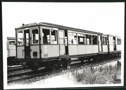 Fotografie unbekannter Fotograf, Ansicht Berlin-Friedrichsfelde, U-Bahn Triebwagen 556 mit eingeschlagenen Fenstern