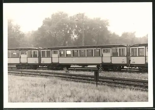 Fotografie unbekannter Fotograf, Ansicht Berlin-Grunewald, U-Bahn Triebwagen Nr. 575, 616 & 770 auf dem Betriebshof