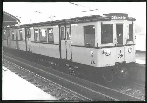 Fotografie unbekannter Fotograf, Ansicht Berlin, Bahnhof Prinzenstrasse, U-Bahn Triebwagen Nr. 256 nach Kottbusser Tor