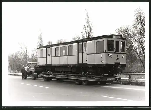 Fotografie U-Bahn Triebwagen Nr. 357 auf Spezial-Tieflader, Stadtautobahn Berlin