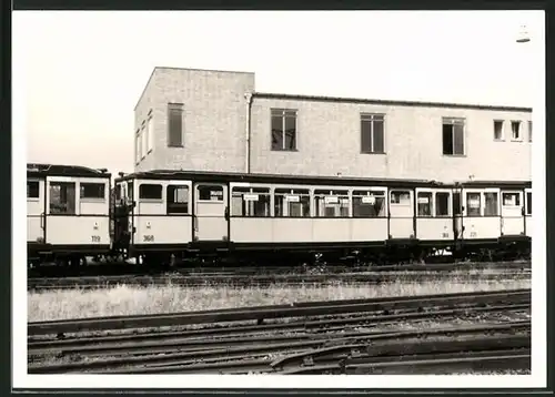 Fotografie unbekannter Fotograf, Ansicht Berlin-Grunewald, U-Bahn Triebwagen Nr. 368, 119 & 271 auf dem Betriebshof