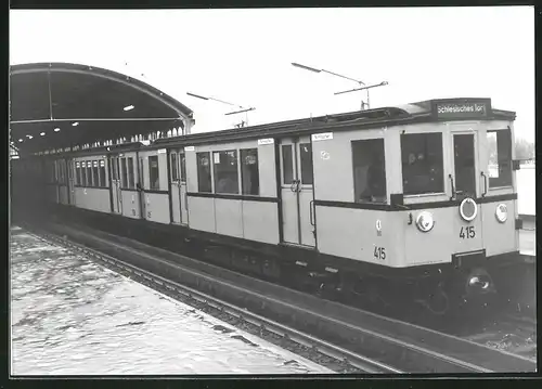 Fotografie unbekannter Fotograf, Ansicht Berlin, Bahnhof Prinzenstrasse, U-Bahn Triebwagen Nr. 415 nach Schlesisches Tor