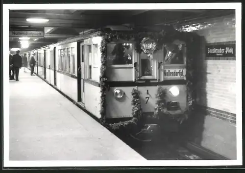 Fotografie unbekannter Fotograf, Ansicht Berlin, Innnsbrucker Platz, Festzug 60 Schöneberger U-Bahn, Triebwagen Nr. 7