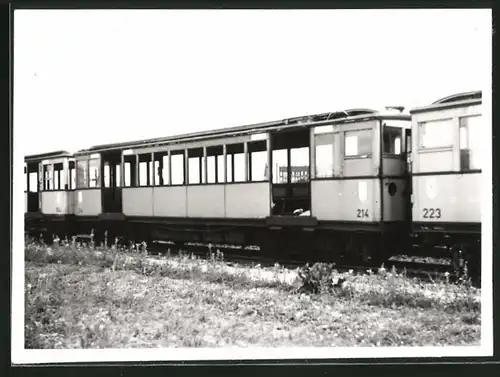 Fotografie unbekannter Fotograf, Ansicht Berlin-Friedrichsfelde, U-Bahn Triebwagen Nr. 223 & 214 auf Betriebshof