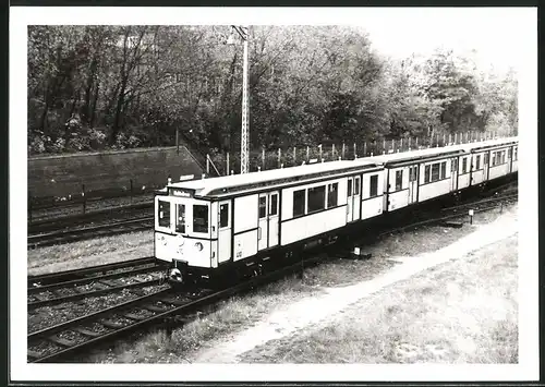 Fotografie unbekannter Fotograf, Ansicht Berlin-Grunewald, U-Bahn Triebwagen Nr. 410 Richtung Ruhleben