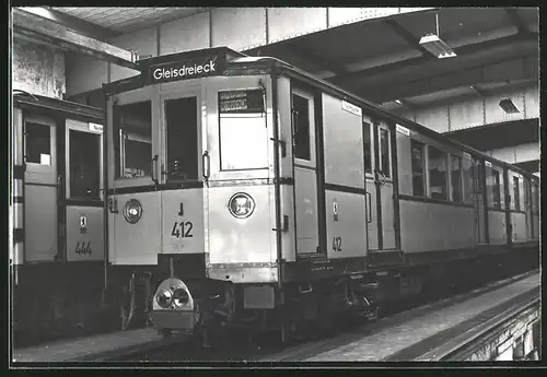 Fotografie unbekannter Fotograf, Ansicht Berlin-Grunewald, U-Bahn-Triebwagen Nr. 412 im Betriebshof