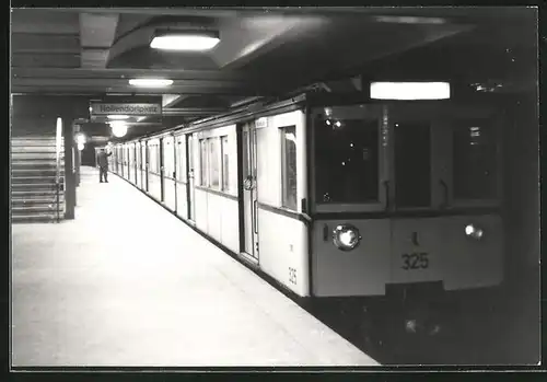 Fotografie unbekannter Fotograf, Ansicht Berlin, Bahnhof Innsbrucker Platz, U-Bahn Triebwagen Nr. 325