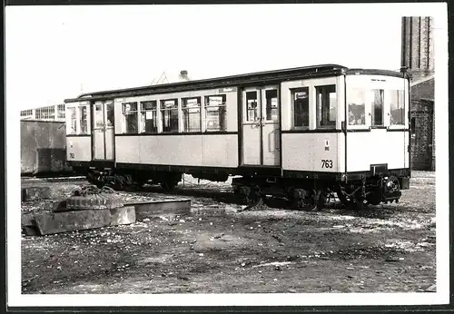 Fotografie unbekannter Fotograf, Ansicht Berlin-Grunewald, U-Bahn Triebwagen Nr. 763 auf dem Betriebshof