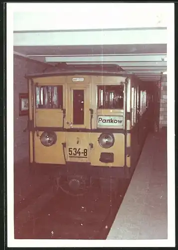 Fotografie unbekannter Fotograf, Ansicht Berlin, Bahnhof Alexanderplatz, U-Bahn Triebwagen nr. 534-8 nach Pankow