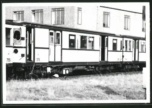 Fotografie unbekannter Fotograf, Ansicht Berlin-Grunewald, U-Bahn Triebwagen Nr. 376 & 755 auf dem Betriebshof