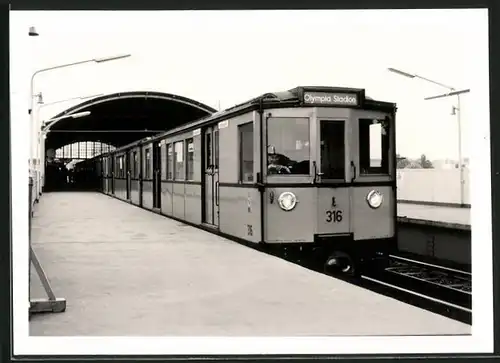 Fotografie unbekannter Fotograf, Ansicht Berlin, Bahnhof Prinzenstrasse, U-Bahn Triebwagen Nr. 316 nach Olympia Stadion