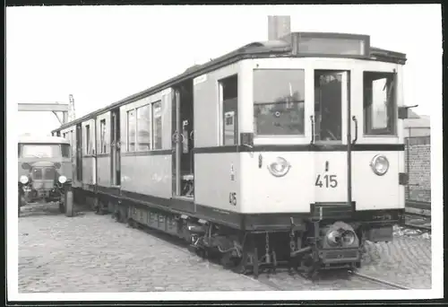 Fotografie unbekannter Fotograf, Ansicht Berlin-Grunewald, U-Bahn Triebwagen Nr. 415 auf dem Betriebshof
